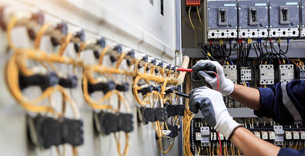Professional Electrician technician working in Hillsboro, MO